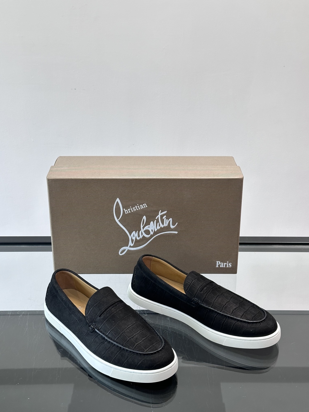 CL 休闲鞋一脚蹬 男士老钱风休闲鞋Christian Louboutin 休闲鞋👟！这双老钱风一脚蹬 