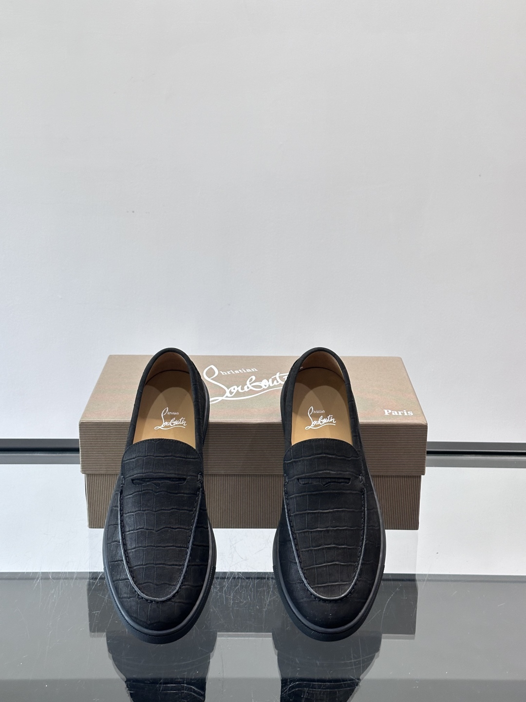 CL 休闲鞋一脚蹬 男士老钱风休闲鞋Christian Louboutin 休闲鞋👟！这双老钱风一脚蹬 