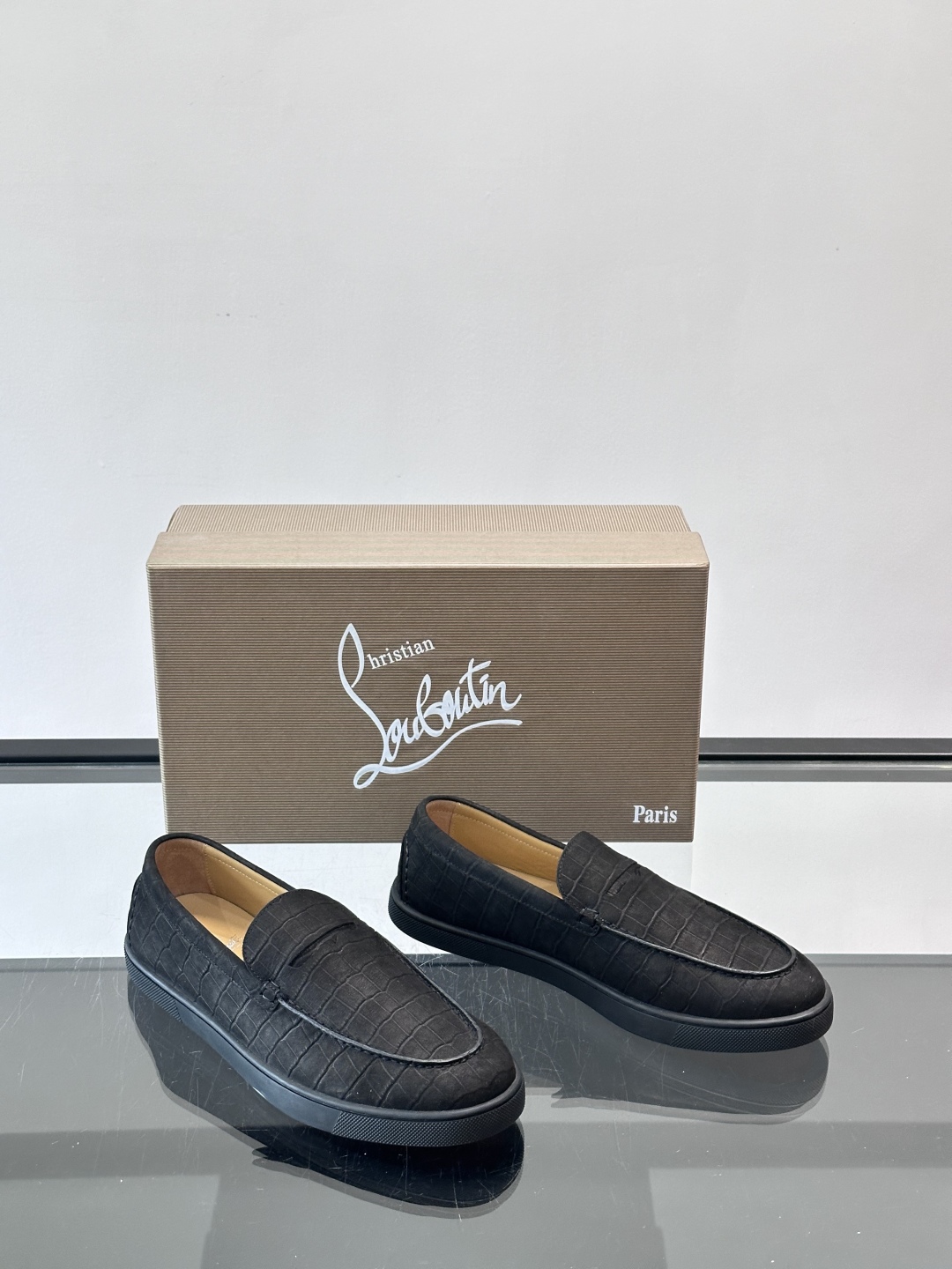 CL 休闲鞋一脚蹬 男士老钱风休闲鞋Christian Louboutin 休闲鞋👟！这双老钱风一脚蹬 