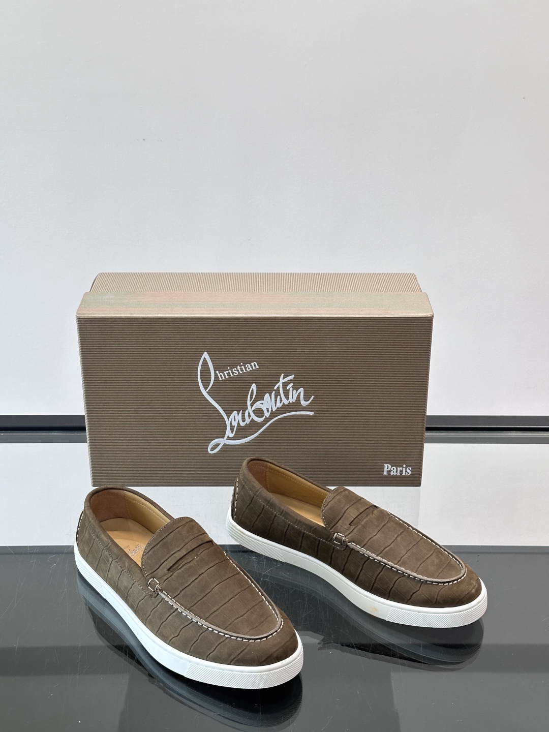 CL 休闲鞋一脚蹬 男士老钱风休闲鞋Christian Louboutin 休闲鞋👟！这双老钱风一脚蹬 