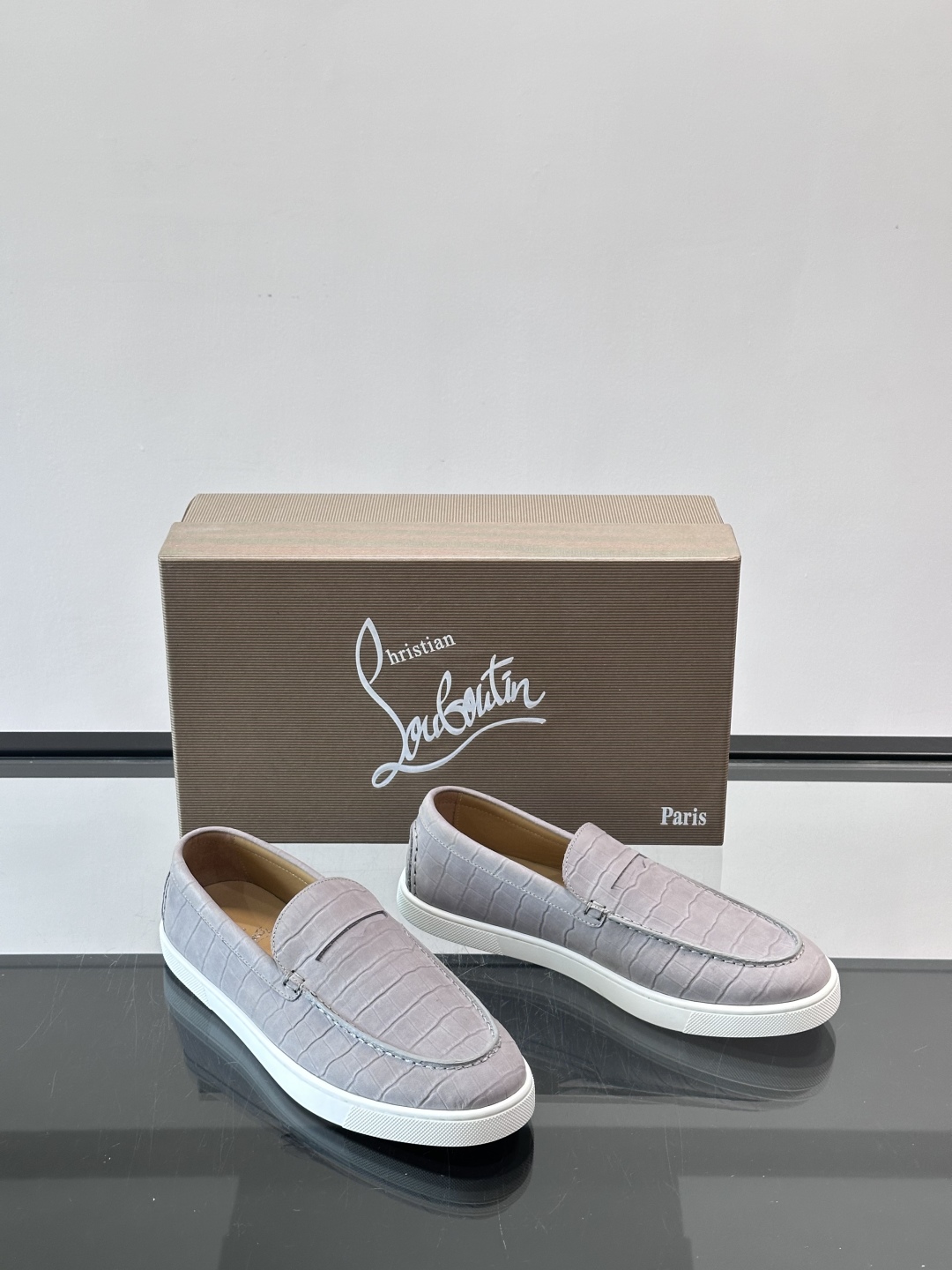 CL 休闲鞋一脚蹬 男士老钱风休闲鞋Christian Louboutin 休闲鞋👟！这双老钱风一脚蹬 