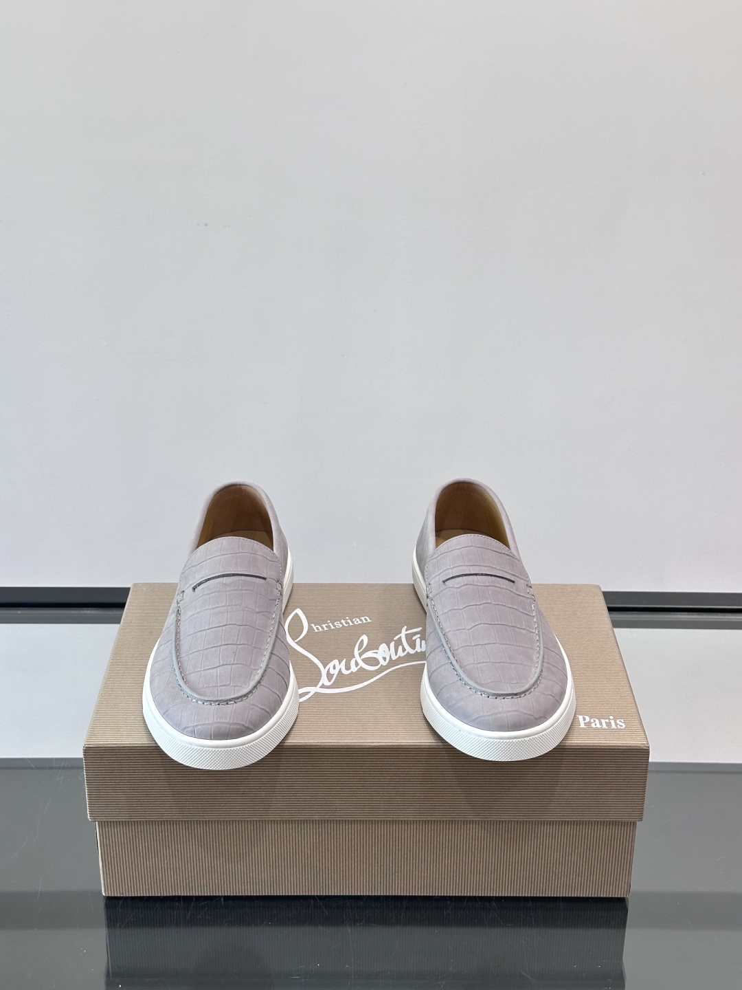 CL 休闲鞋一脚蹬 男士老钱风休闲鞋Christian Louboutin 休闲鞋👟！这双老钱风一脚蹬 
