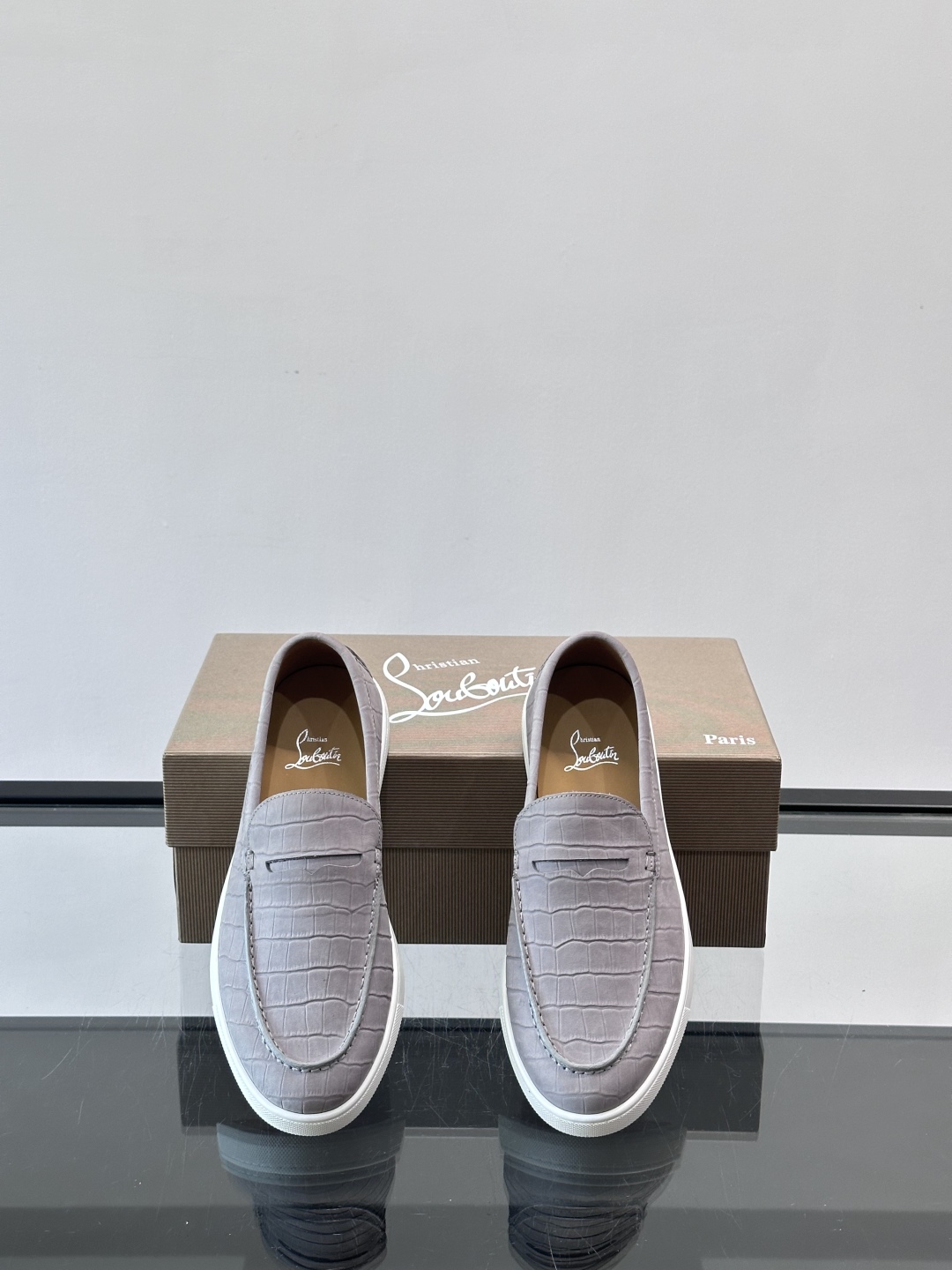 CL 休闲鞋一脚蹬 男士老钱风休闲鞋Christian Louboutin 休闲鞋👟！这双老钱风一脚蹬 