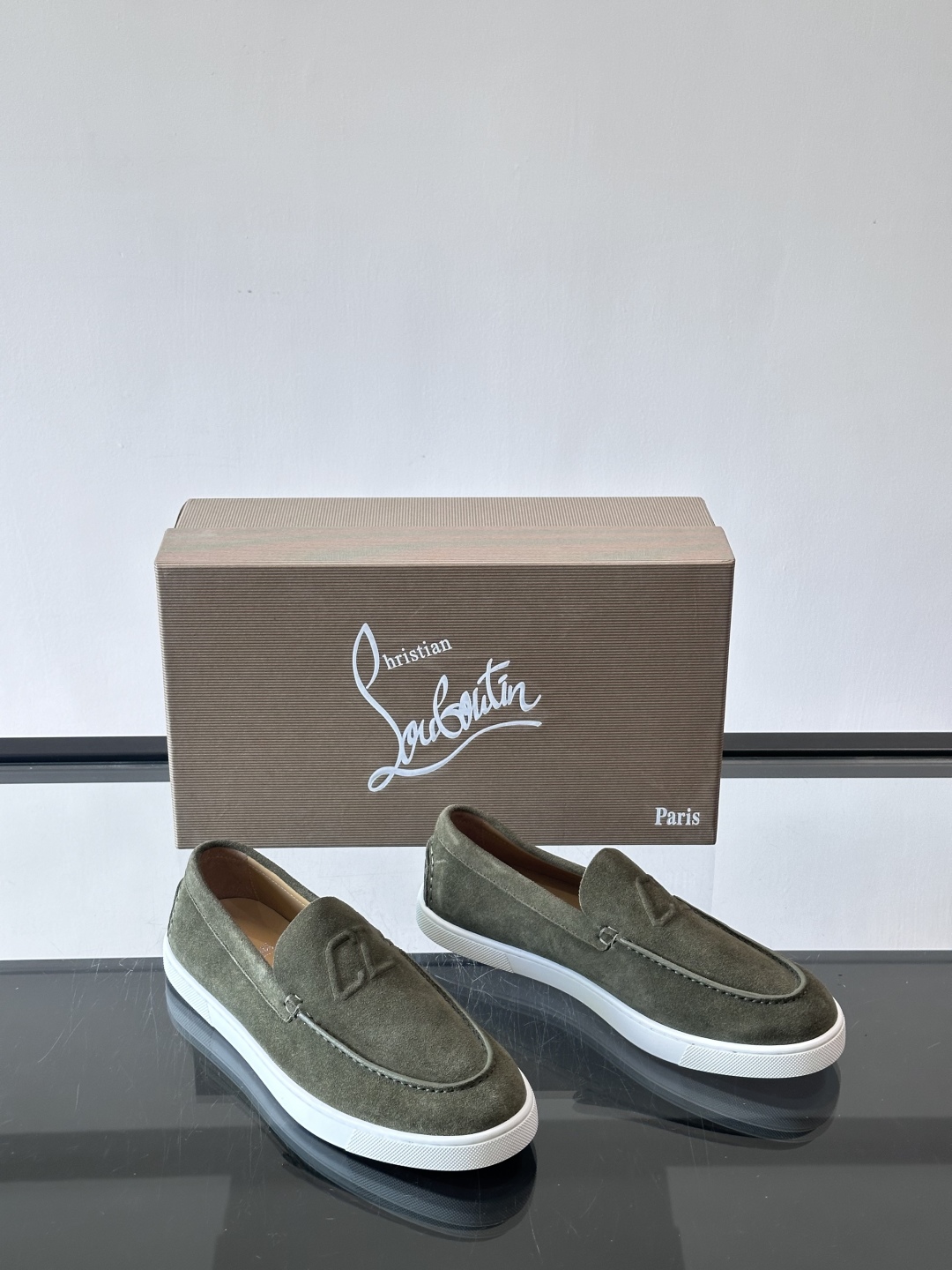 CL 休闲鞋一脚蹬 男士老钱风休闲鞋Christian Louboutin 休闲鞋👟！这双老钱风一脚蹬 