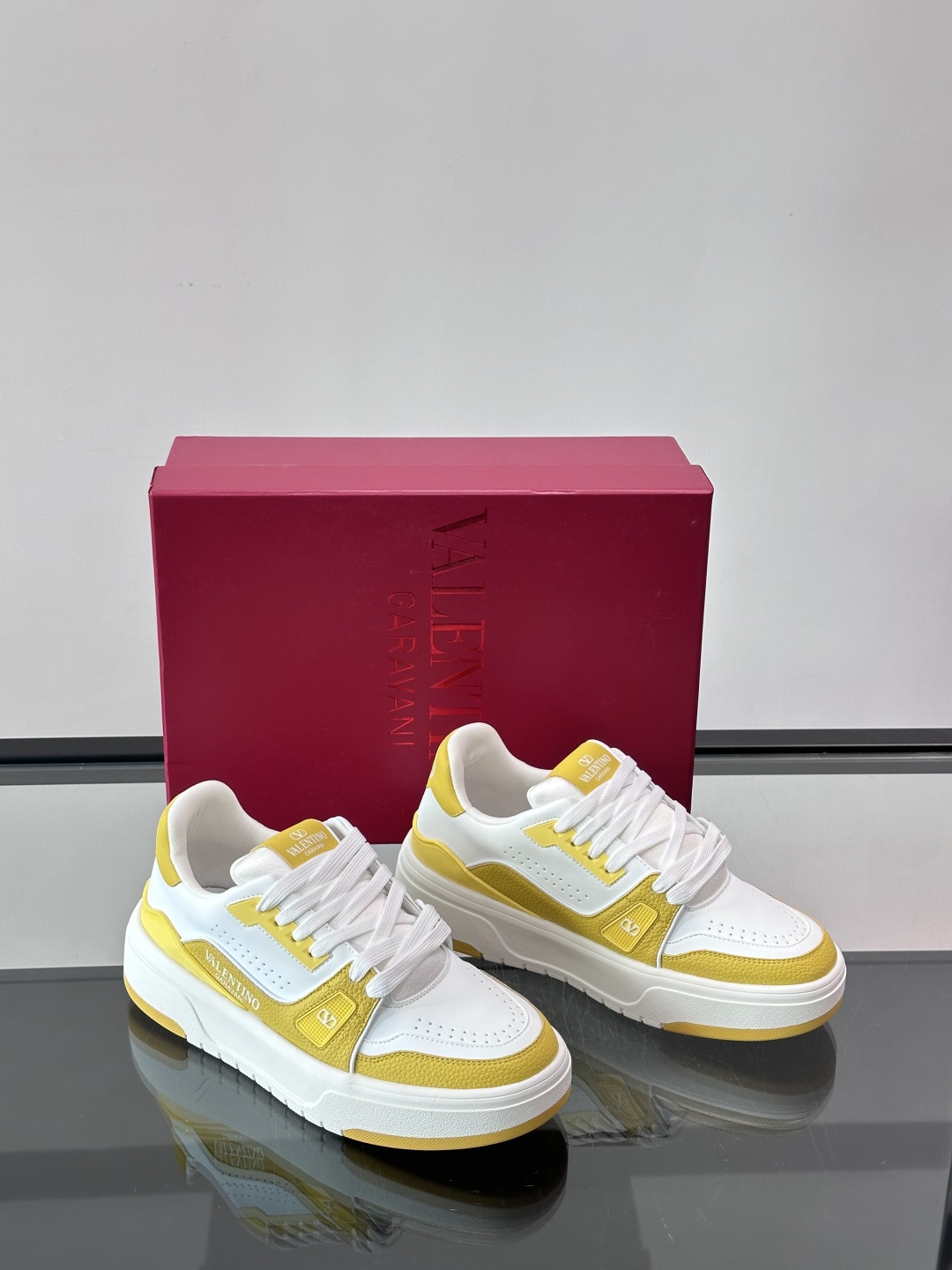 Valentin* 华伦天 🆕情侣款👫厚底增高运动鞋，简约明快构造清爽新潮穿搭！衍缝格纹，打造瞩目朋克风