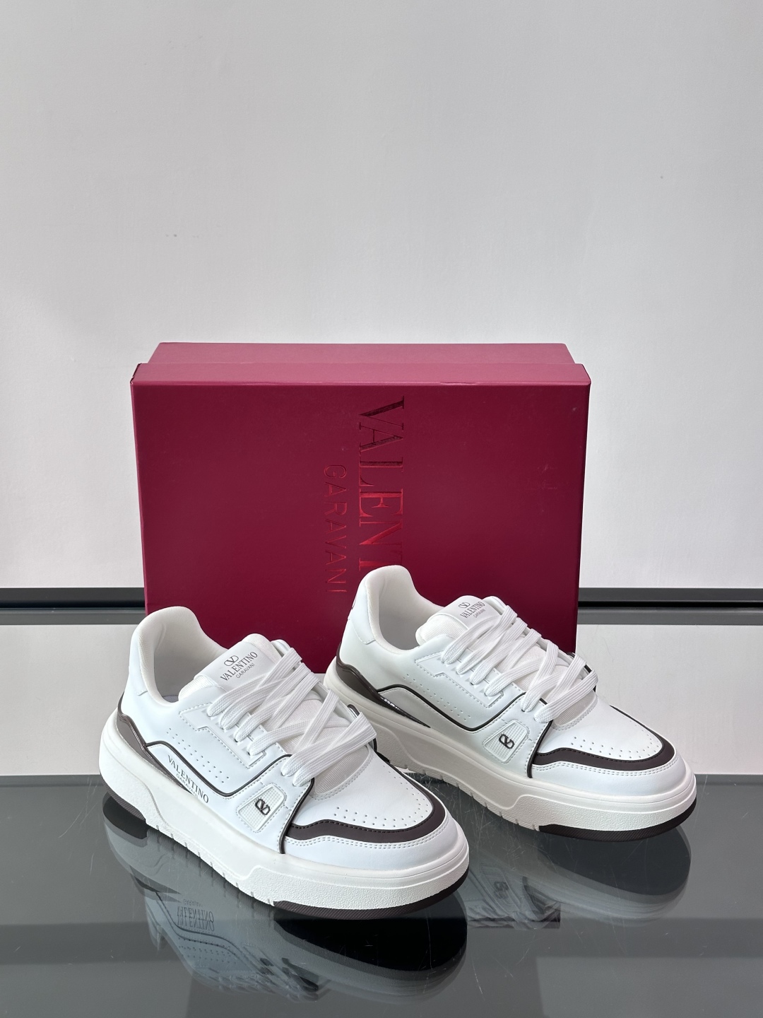 Valentin* 华伦天 🆕情侣款👫厚底增高运动鞋，简约明快构造清爽新潮穿搭！衍缝格纹，打造瞩目朋克风