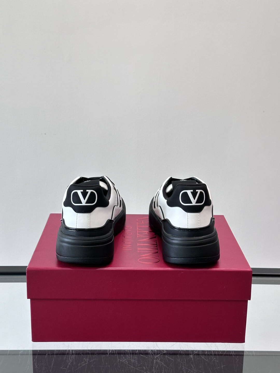 Valentin* 华伦天 🆕情侣款👫厚底增高运动鞋，简约明快构造清爽新潮穿搭！衍缝格纹，打造瞩目朋克风