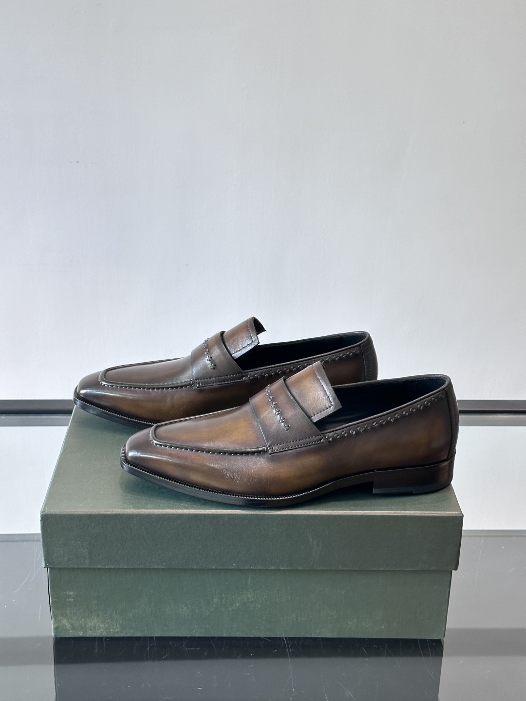 Berluti/布鲁提高端真皮大底正装皮鞋，采用进口牛皮鞋面 柔软有型，手工改色工艺，低调奢华气质，舒适