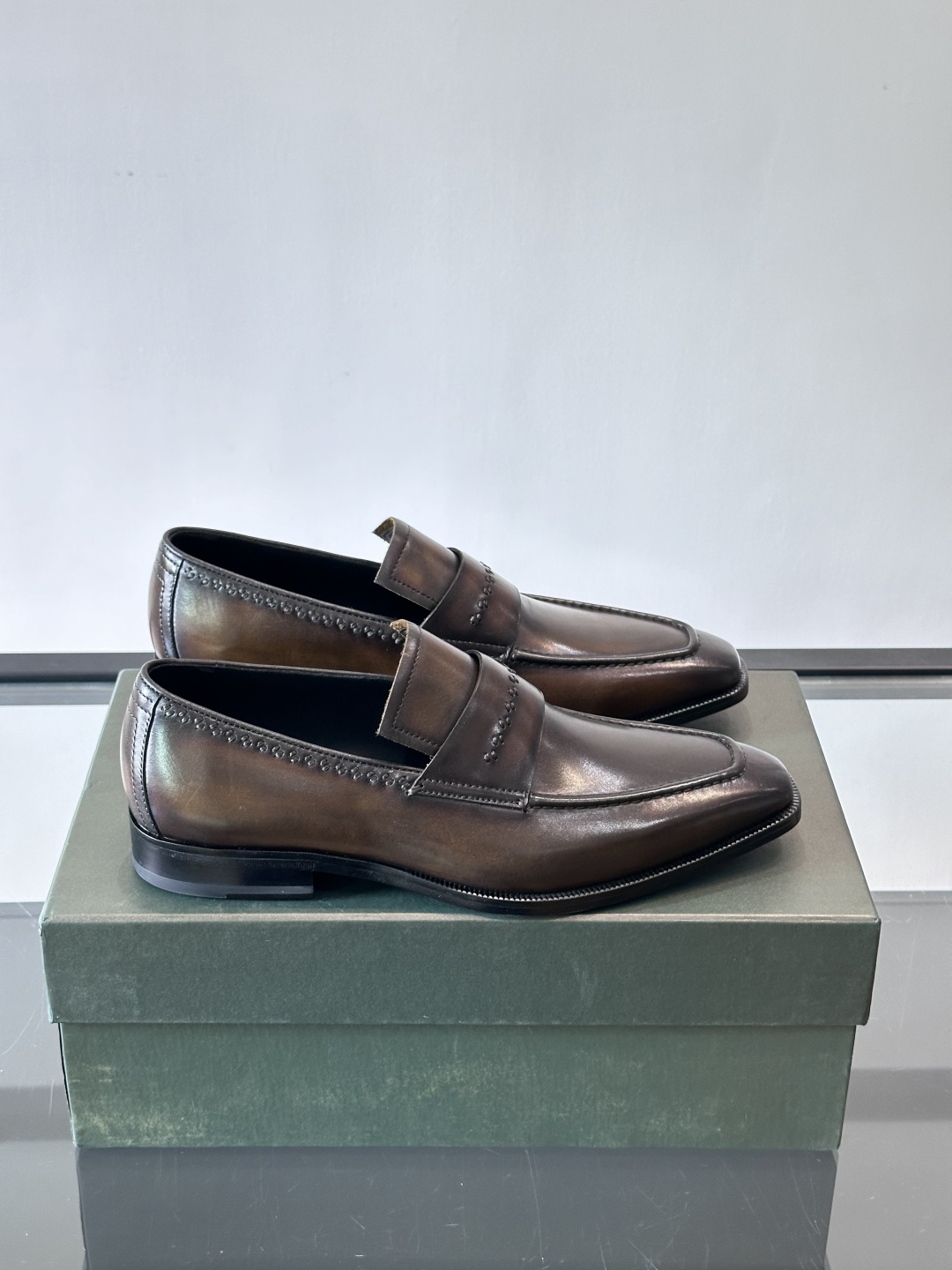 Berluti/布鲁提高端真皮大底正装皮鞋，采用进口牛皮鞋面 柔软有型，手工改色工艺，低调奢华气质，舒适