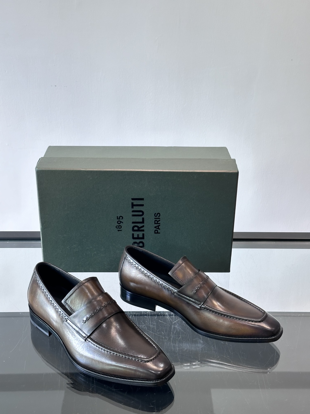 Berluti/布鲁提高端真皮大底正装皮鞋，采用进口牛皮鞋面 柔软有型，手工改色工艺，低调奢华气质，舒适