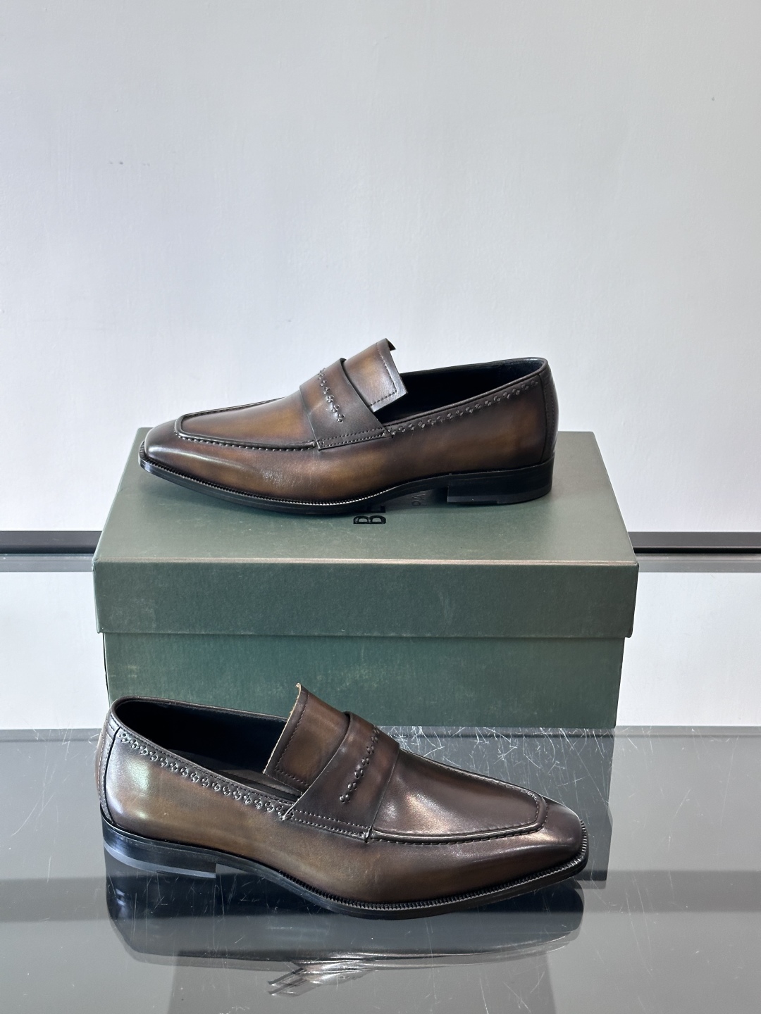 Berluti/布鲁提高端真皮大底正装皮鞋，采用进口牛皮鞋面 柔软有型，手工改色工艺，低调奢华气质，舒适