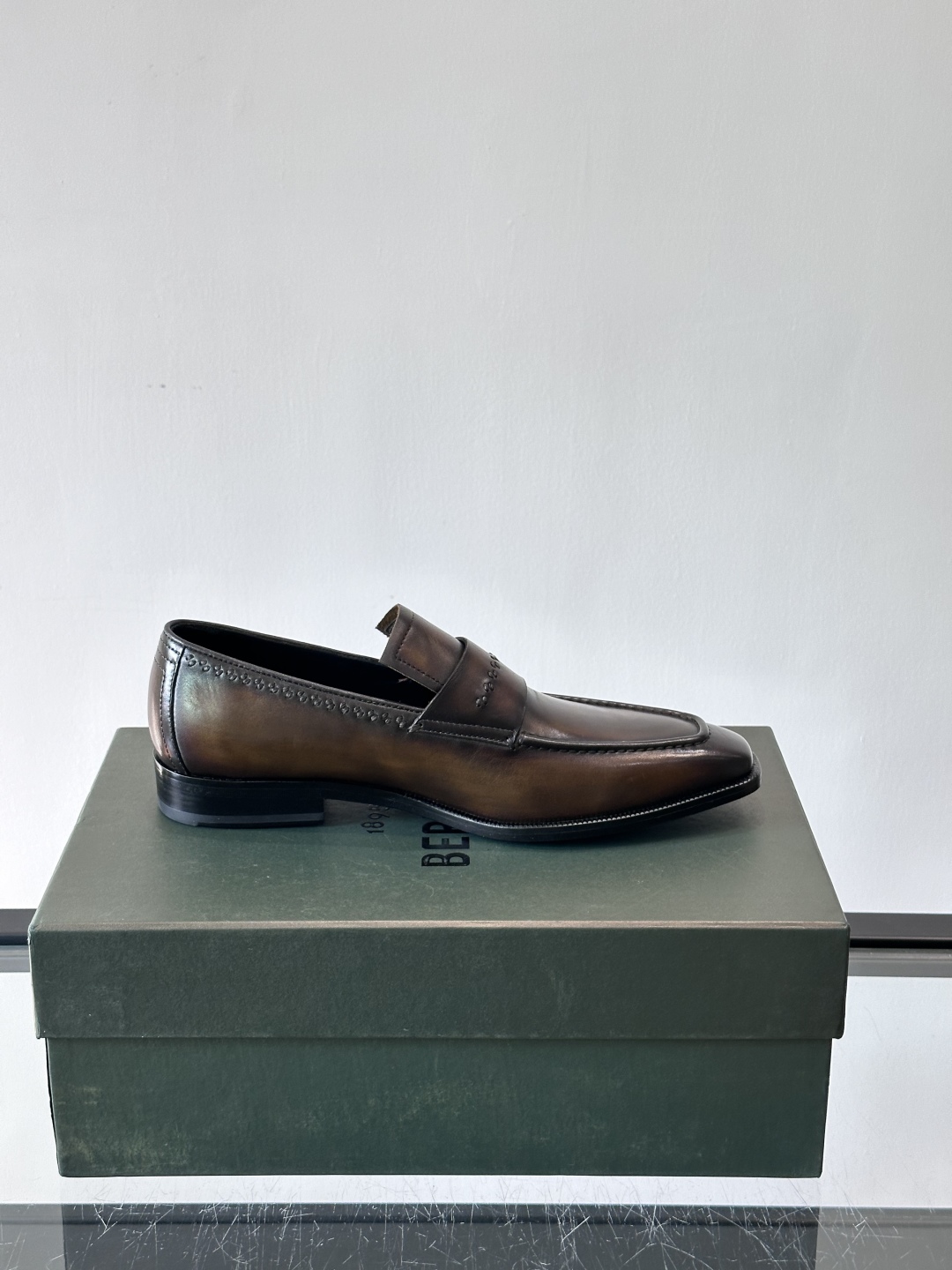 Berluti/布鲁提高端真皮大底正装皮鞋，采用进口牛皮鞋面 柔软有型，手工改色工艺，低调奢华气质，舒适