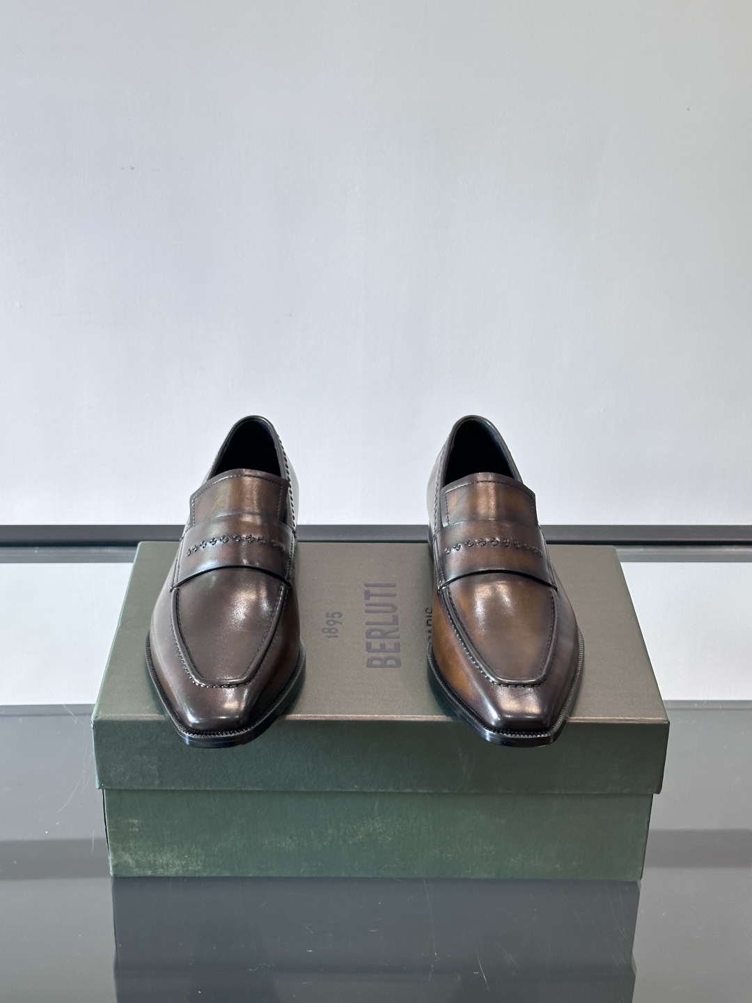 Berluti/布鲁提高端真皮大底正装皮鞋，采用进口牛皮鞋面 柔软有型，手工改色工艺，低调奢华气质，舒适