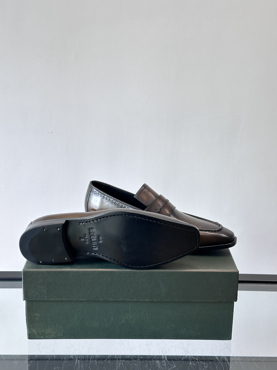 Berluti/布鲁提高端真皮大底正装皮鞋，采用进口牛皮鞋面 柔软有型，手工改色工艺，低调奢华气质，舒适