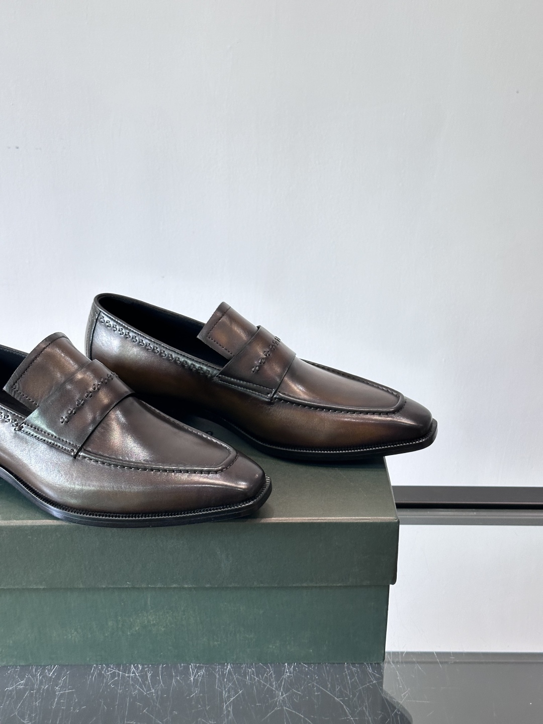 Berluti/布鲁提高端真皮大底正装皮鞋，采用进口牛皮鞋面 柔软有型，手工改色工艺，低调奢华气质，舒适