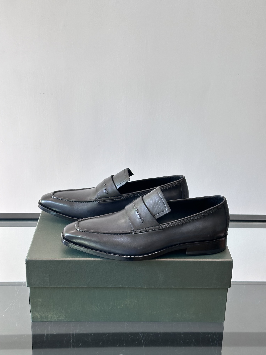 Berluti/布鲁提高端真皮大底正装皮鞋，采用进口牛皮鞋面 柔软有型，手工改色工艺，低调奢华气质，舒适