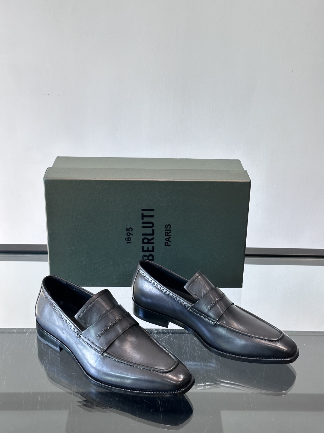 Berluti/布鲁提高端真皮大底正装皮鞋，采用进口牛皮鞋面 柔软有型，手工改色工艺，低调奢华气质，舒适