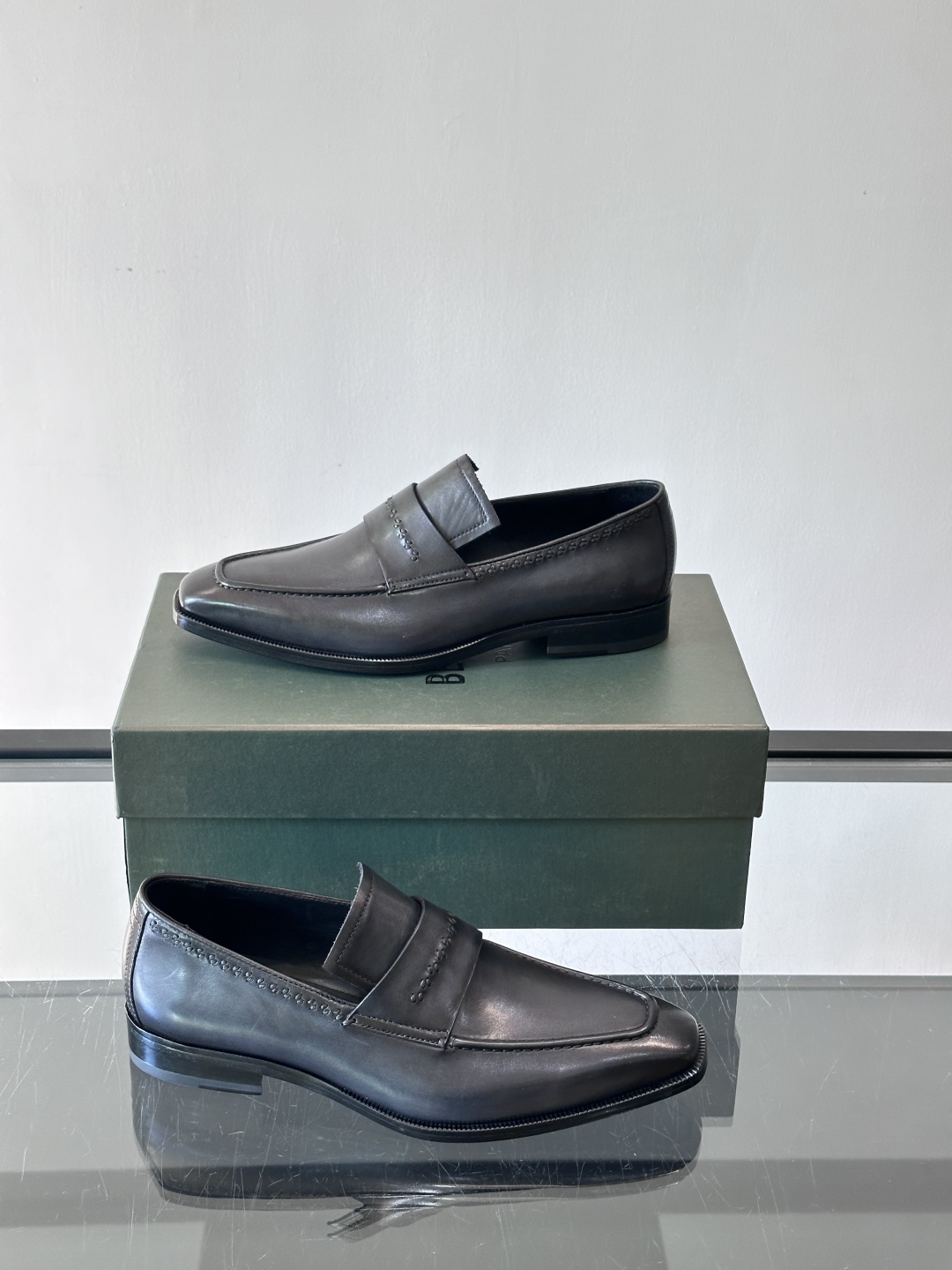 Berluti/布鲁提高端真皮大底正装皮鞋，采用进口牛皮鞋面 柔软有型，手工改色工艺，低调奢华气质，舒适