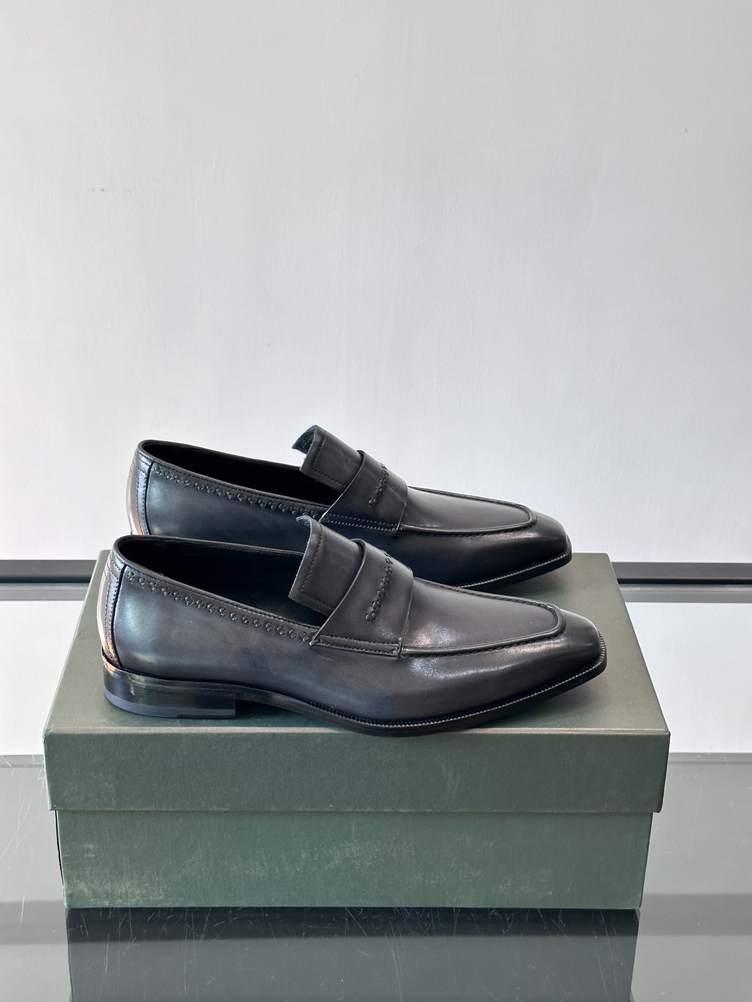 Berluti/布鲁提高端真皮大底正装皮鞋，采用进口牛皮鞋面 柔软有型，手工改色工艺，低调奢华气质，舒适