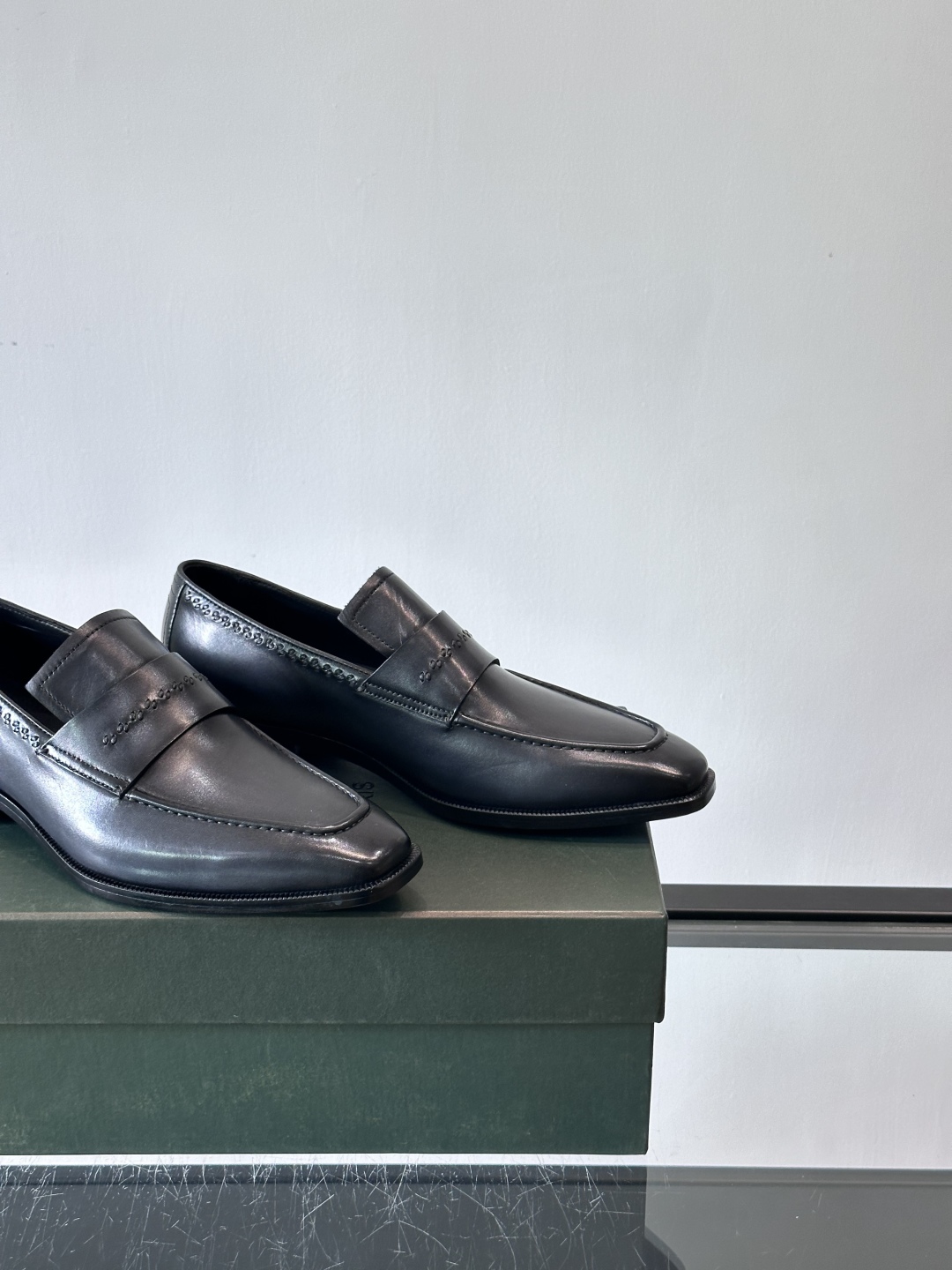 Berluti/布鲁提高端真皮大底正装皮鞋，采用进口牛皮鞋面 柔软有型，手工改色工艺，低调奢华气质，舒适