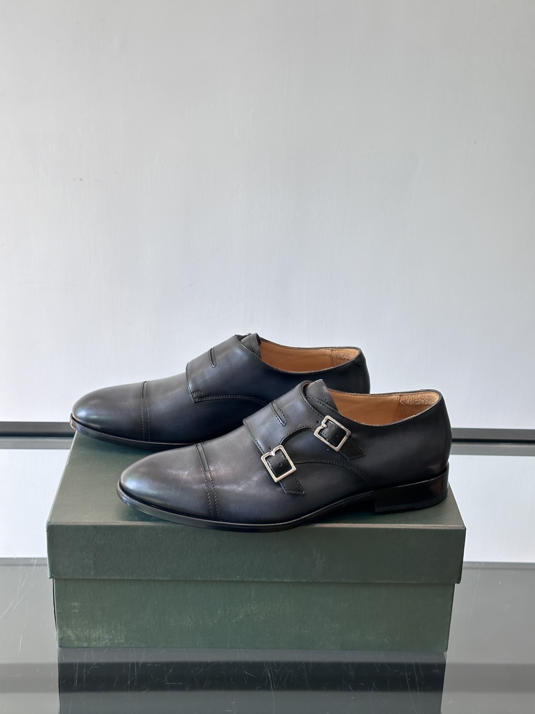 Berluti/布鲁提高端真皮大底正装皮鞋，采用进口牛皮鞋面 柔软有型，手工改色工艺，低调奢华气质，舒适