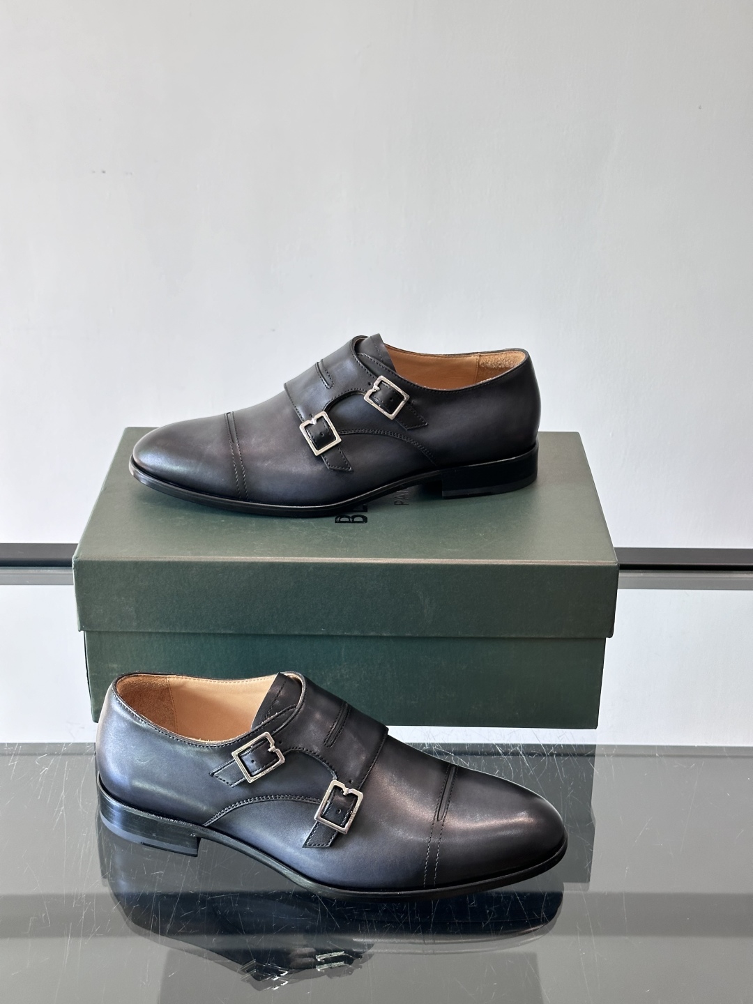 Berluti/布鲁提高端真皮大底正装皮鞋，采用进口牛皮鞋面 柔软有型，手工改色工艺，低调奢华气质，舒适