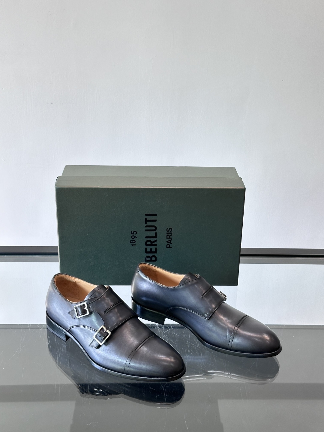 Berluti/布鲁提高端真皮大底正装皮鞋，采用进口牛皮鞋面 柔软有型，手工改色工艺，低调奢华气质，舒适