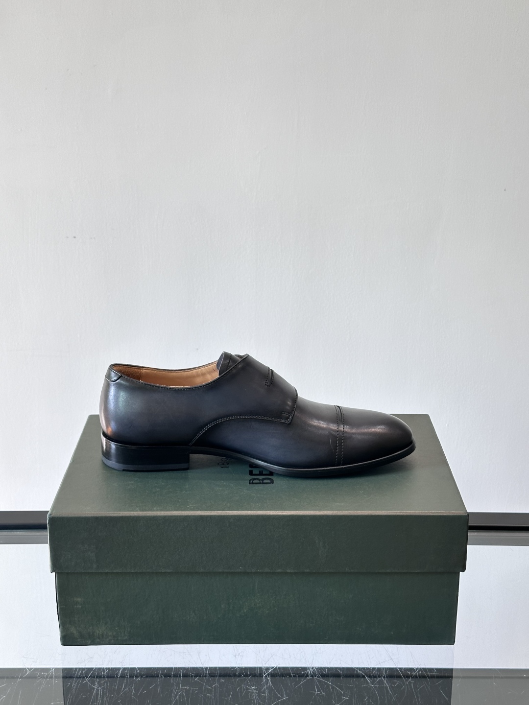 Berluti/布鲁提高端真皮大底正装皮鞋，采用进口牛皮鞋面 柔软有型，手工改色工艺，低调奢华气质，舒适
