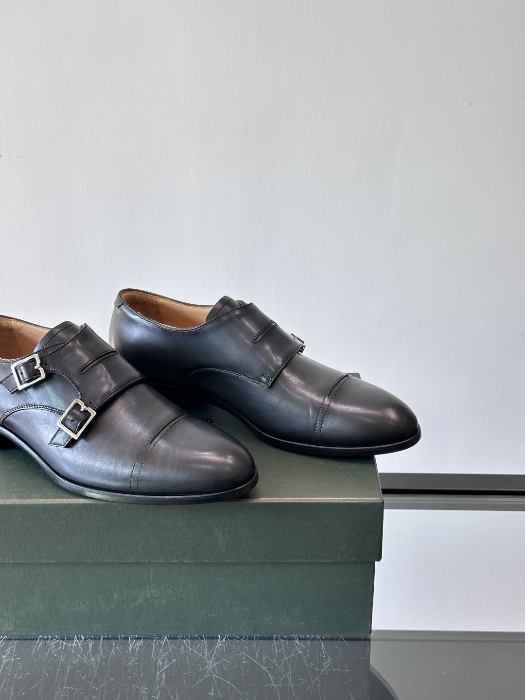 Berluti/布鲁提高端真皮大底正装皮鞋，采用进口牛皮鞋面 柔软有型，手工改色工艺，低调奢华气质，舒适