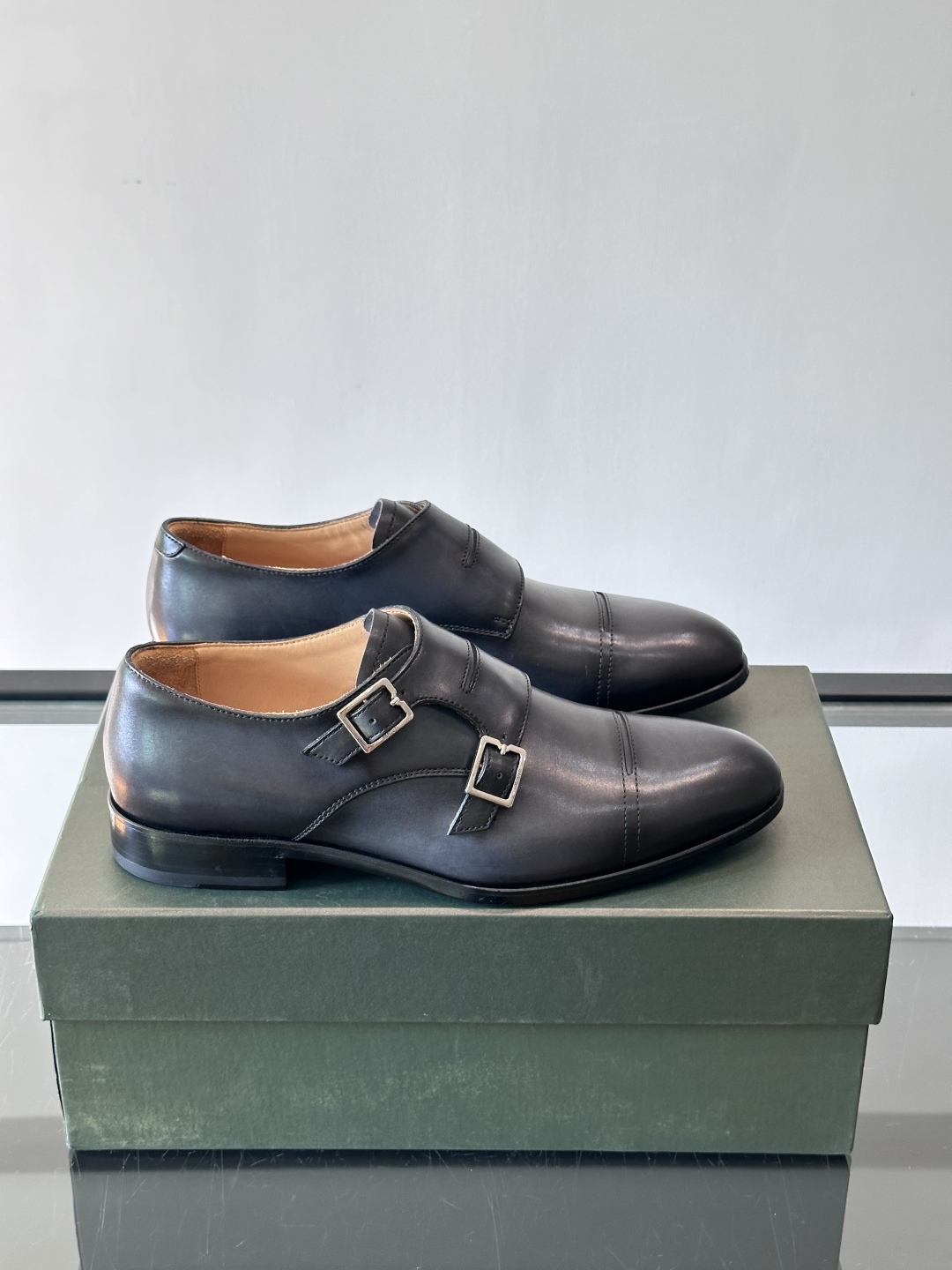 Berluti/布鲁提高端真皮大底正装皮鞋，采用进口牛皮鞋面 柔软有型，手工改色工艺，低调奢华气质，舒适