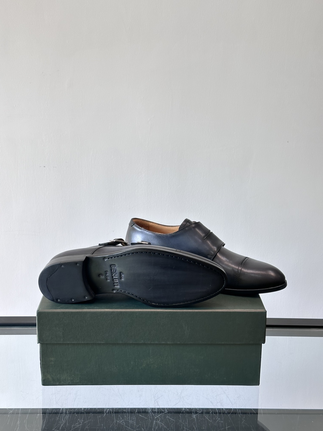 Berluti/布鲁提高端真皮大底正装皮鞋，采用进口牛皮鞋面 柔软有型，手工改色工艺，低调奢华气质，舒适