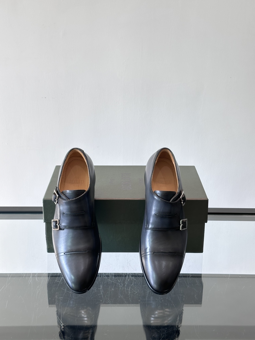 Berluti/布鲁提高端真皮大底正装皮鞋，采用进口牛皮鞋面 柔软有型，手工改色工艺，低调奢华气质，舒适