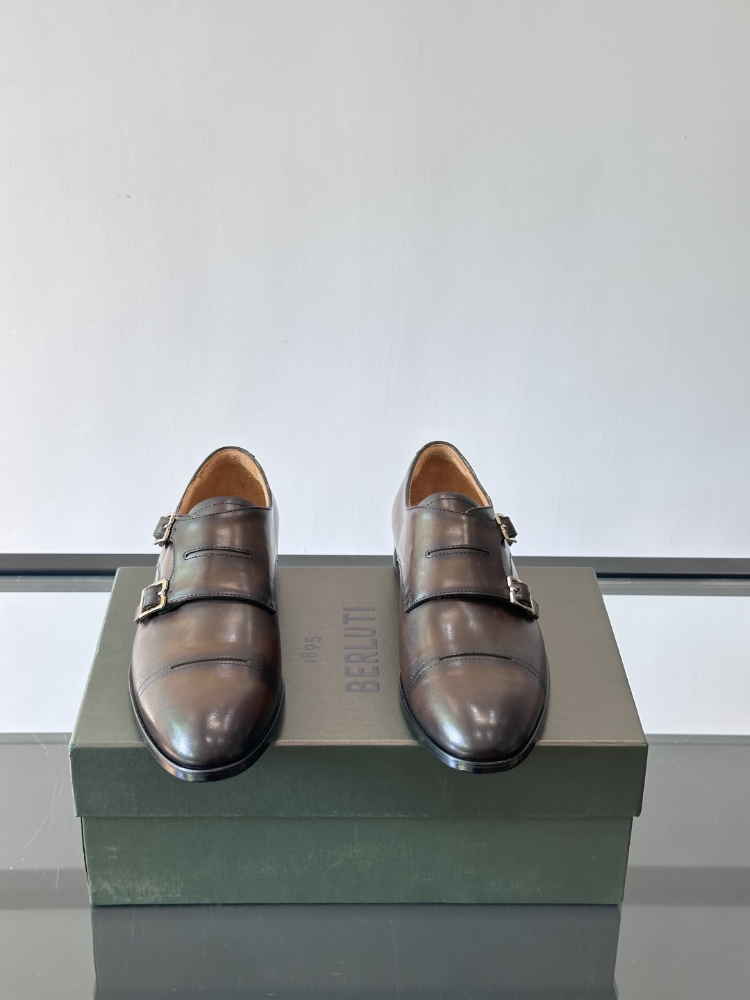 Berluti/布鲁提高端真皮大底正装皮鞋，采用进口牛皮鞋面 柔软有型，手工改色工艺，低调奢华气质，舒适
