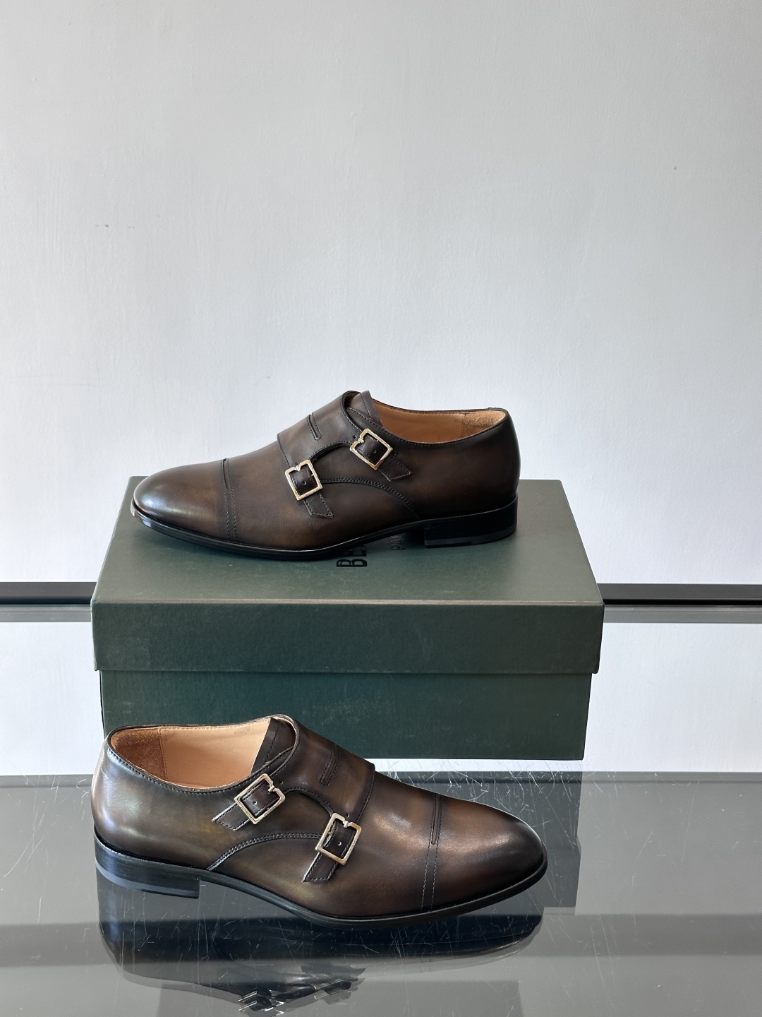 Berluti/布鲁提高端真皮大底正装皮鞋，采用进口牛皮鞋面 柔软有型，手工改色工艺，低调奢华气质，舒适