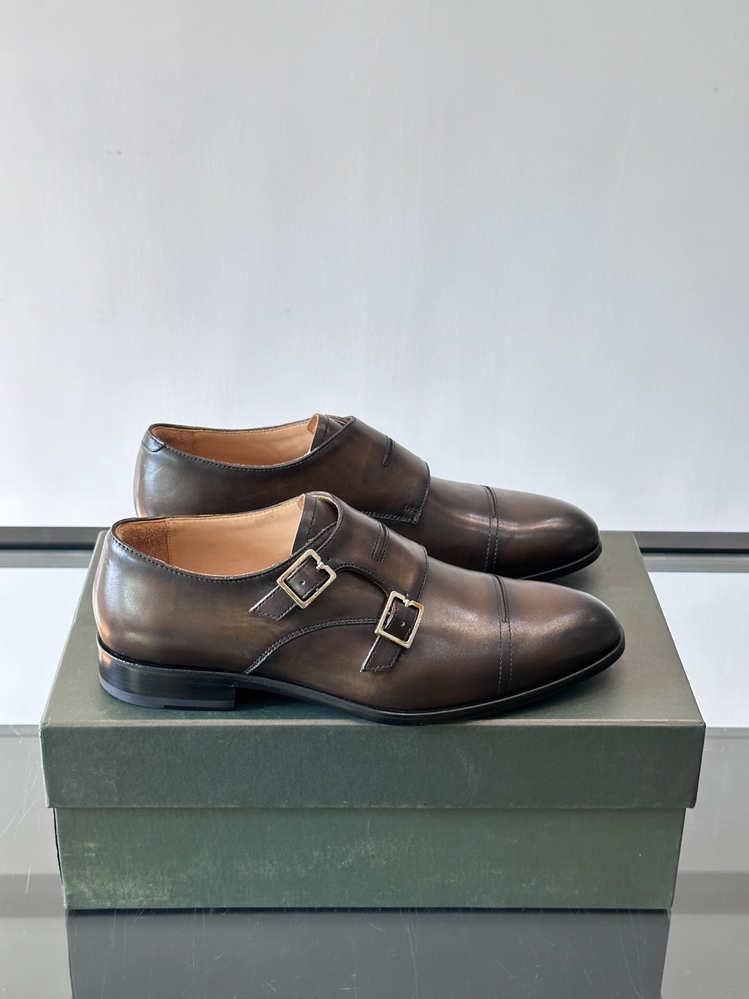 Berluti/布鲁提高端真皮大底正装皮鞋，采用进口牛皮鞋面 柔软有型，手工改色工艺，低调奢华气质，舒适