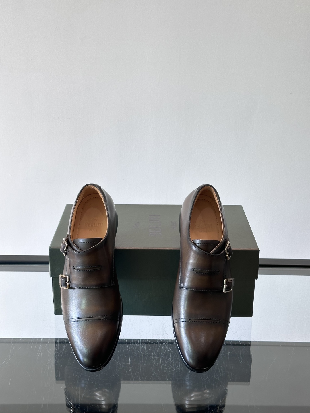 Berluti/布鲁提高端真皮大底正装皮鞋，采用进口牛皮鞋面 柔软有型，手工改色工艺，低调奢华气质，舒适