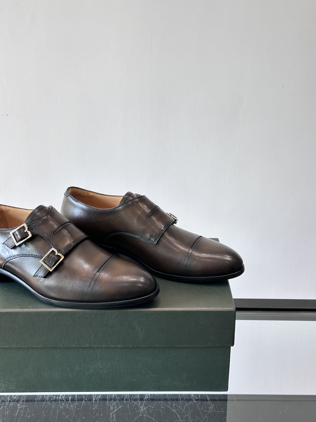 Berluti/布鲁提高端真皮大底正装皮鞋，采用进口牛皮鞋面 柔软有型，手工改色工艺，低调奢华气质，舒适