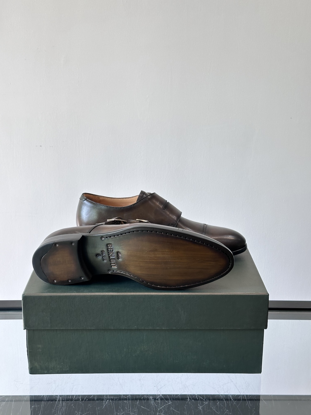 Berluti/布鲁提高端真皮大底正装皮鞋，采用进口牛皮鞋面 柔软有型，手工改色工艺，低调奢华气质，舒适