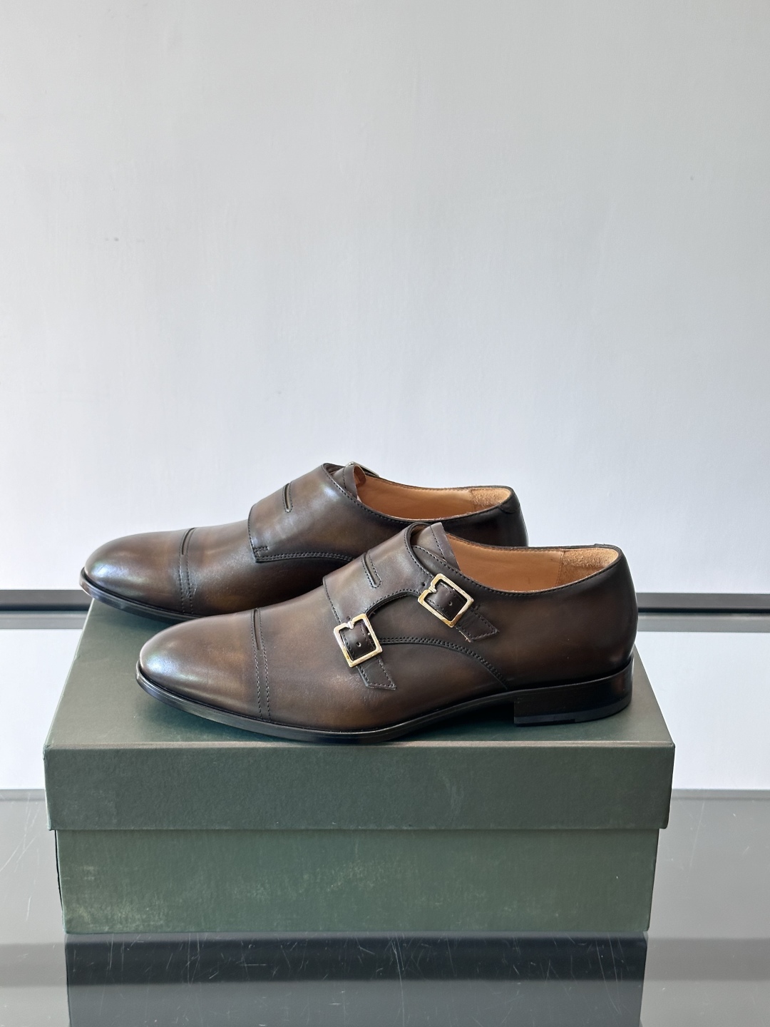 Berluti/布鲁提高端真皮大底正装皮鞋，采用进口牛皮鞋面 柔软有型，手工改色工艺，低调奢华气质，舒适