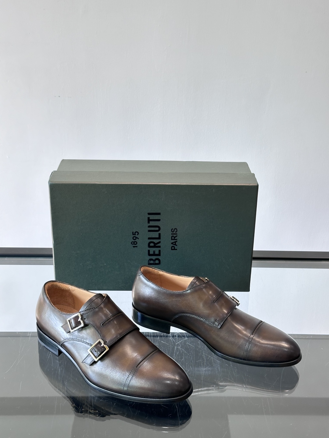 Berluti/布鲁提高端真皮大底正装皮鞋，采用进口牛皮鞋面 柔软有型，手工改色工艺，低调奢华气质，舒适