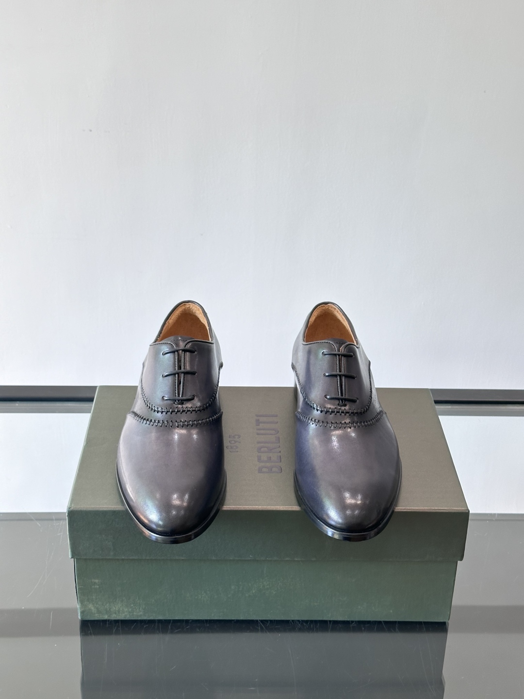 Berluti/布鲁提高端真皮大底正装皮鞋，采用进口牛皮鞋面 柔软有型，手工改色工艺，低调奢华气质，舒适
