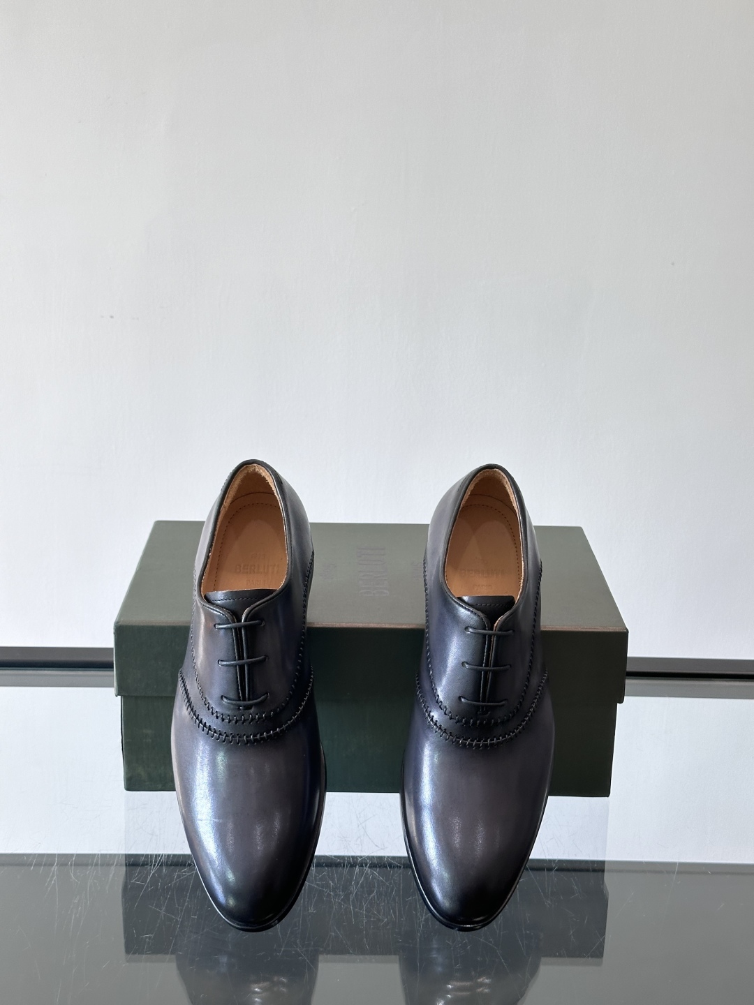 Berluti/布鲁提高端真皮大底正装皮鞋，采用进口牛皮鞋面 柔软有型，手工改色工艺，低调奢华气质，舒适