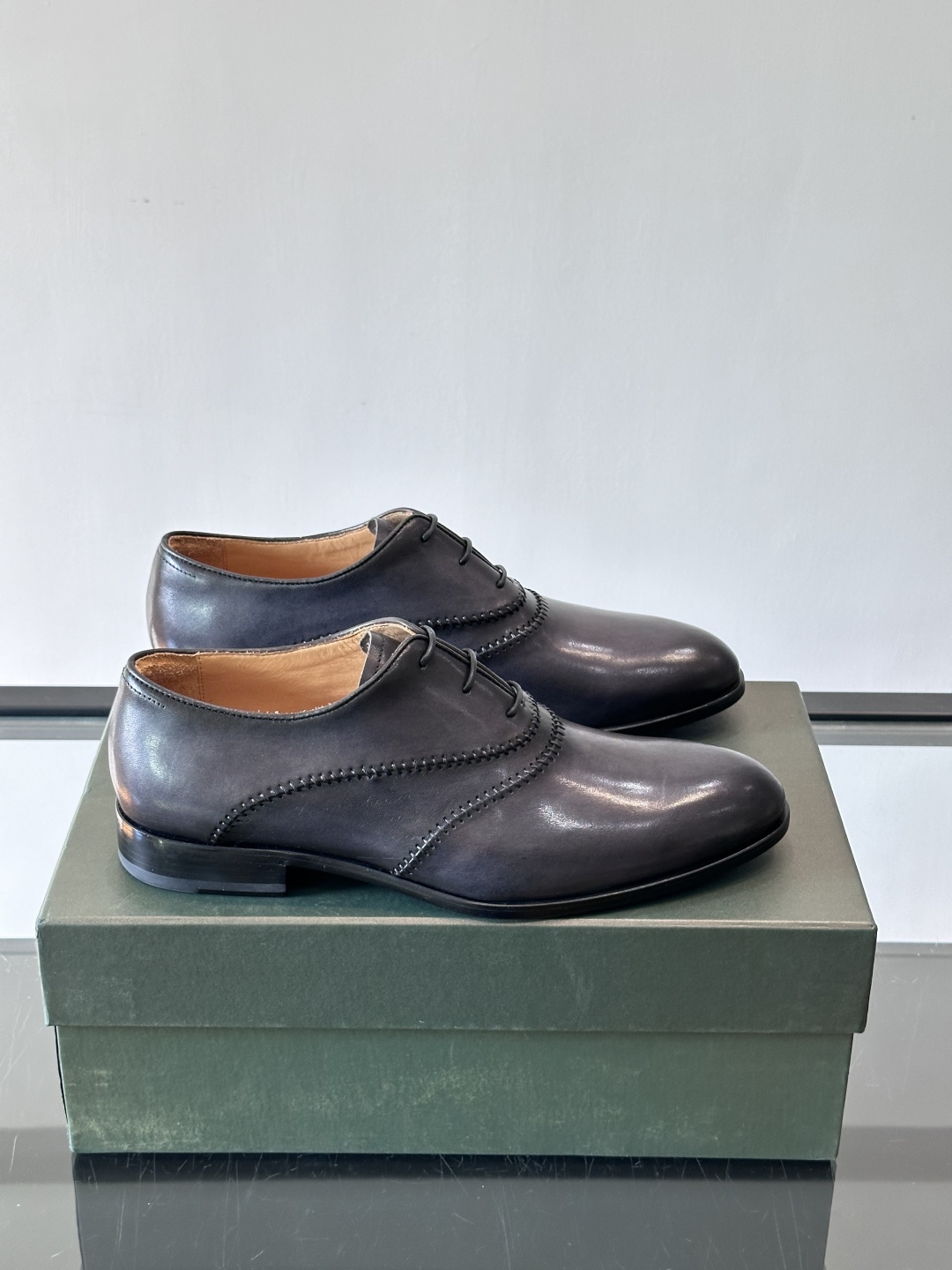 Berluti/布鲁提高端真皮大底正装皮鞋，采用进口牛皮鞋面 柔软有型，手工改色工艺，低调奢华气质，舒适