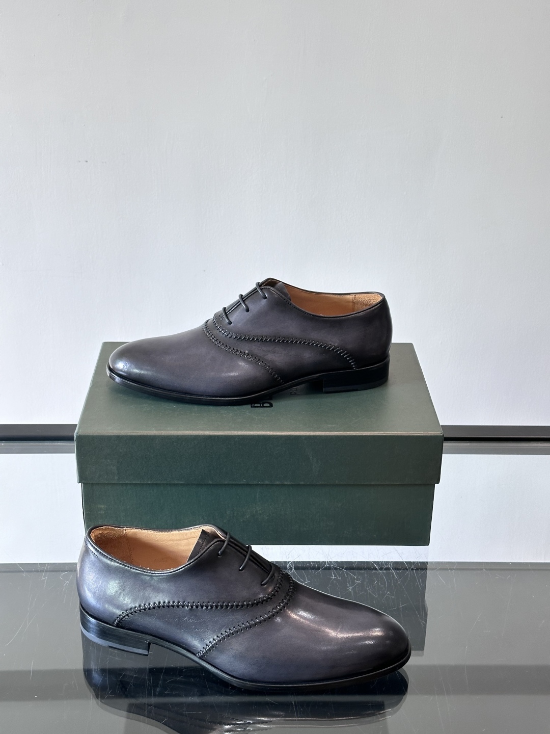 Berluti/布鲁提高端真皮大底正装皮鞋，采用进口牛皮鞋面 柔软有型，手工改色工艺，低调奢华气质，舒适
