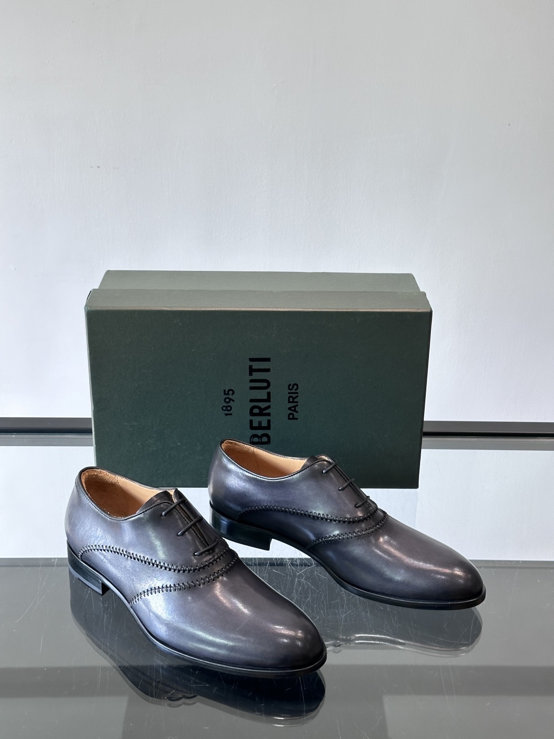 Berluti/布鲁提高端真皮大底正装皮鞋，采用进口牛皮鞋面 柔软有型，手工改色工艺，低调奢华气质，舒适