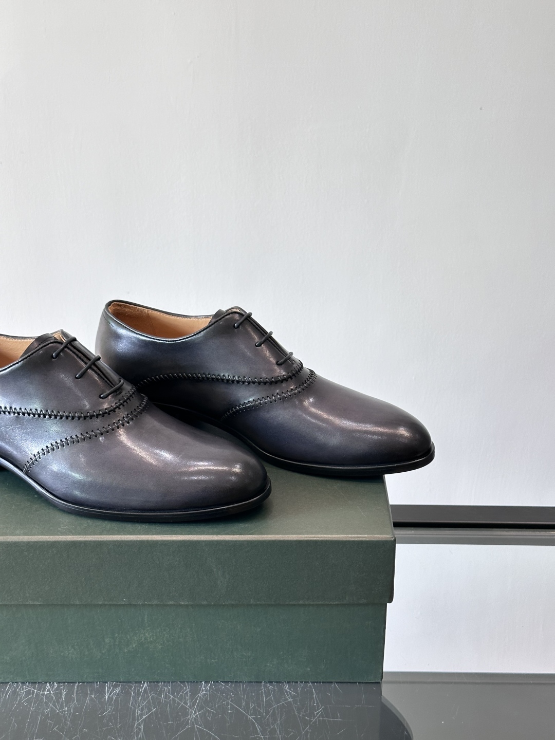 Berluti/布鲁提高端真皮大底正装皮鞋，采用进口牛皮鞋面 柔软有型，手工改色工艺，低调奢华气质，舒适