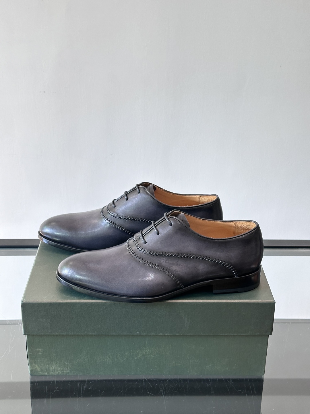 Berluti/布鲁提高端真皮大底正装皮鞋，采用进口牛皮鞋面 柔软有型，手工改色工艺，低调奢华气质，舒适