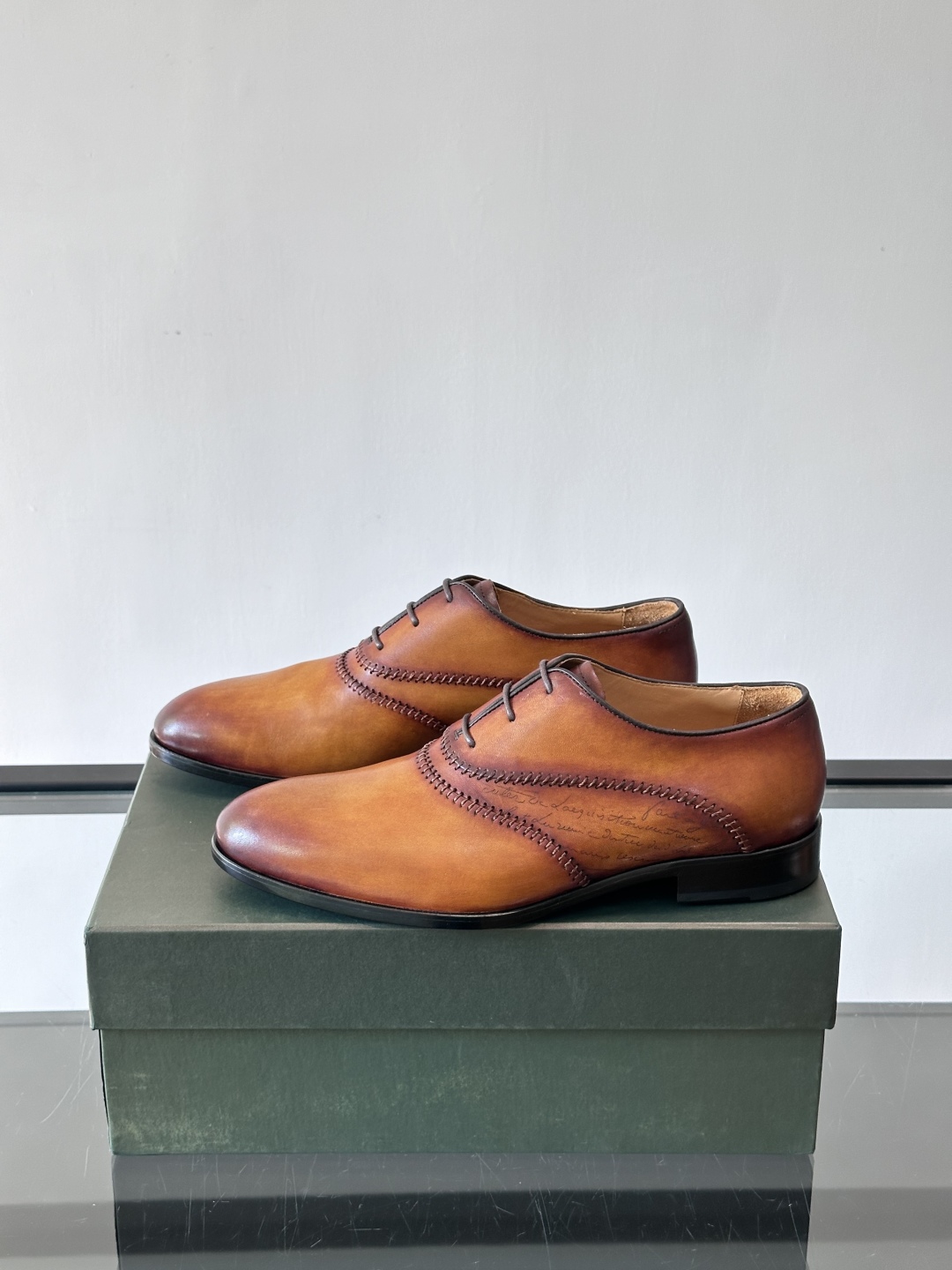 Berluti/布鲁提高端真皮大底正装皮鞋，采用进口牛皮鞋面 柔软有型，手工改色工艺，低调奢华气质，舒适