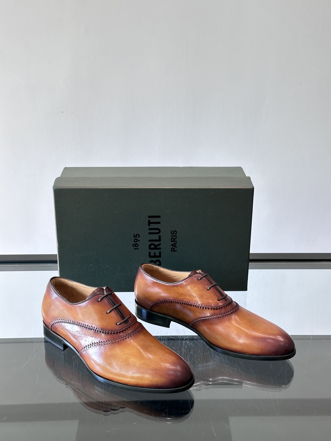 Berluti/布鲁提高端真皮大底正装皮鞋，采用进口牛皮鞋面 柔软有型，手工改色工艺，低调奢华气质，舒适