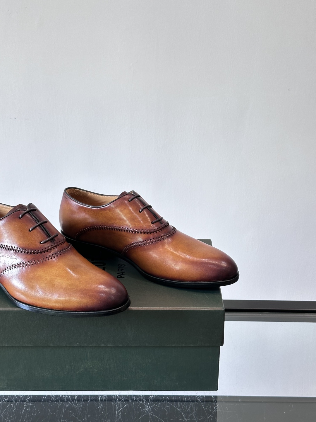 Berluti/布鲁提高端真皮大底正装皮鞋，采用进口牛皮鞋面 柔软有型，手工改色工艺，低调奢华气质，舒适